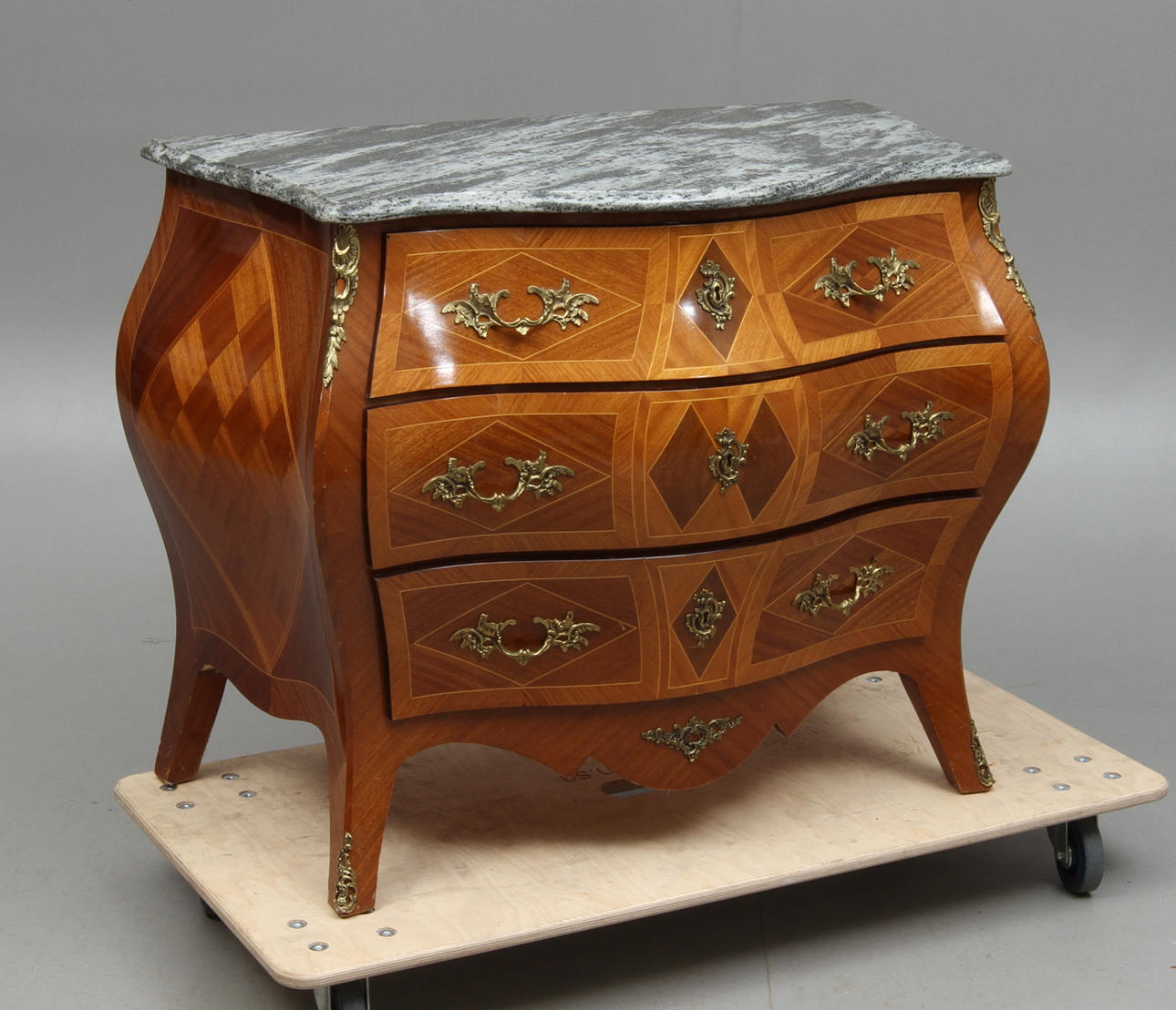 BYRÅ med stenskiva, rokokostil, 1900-tal.