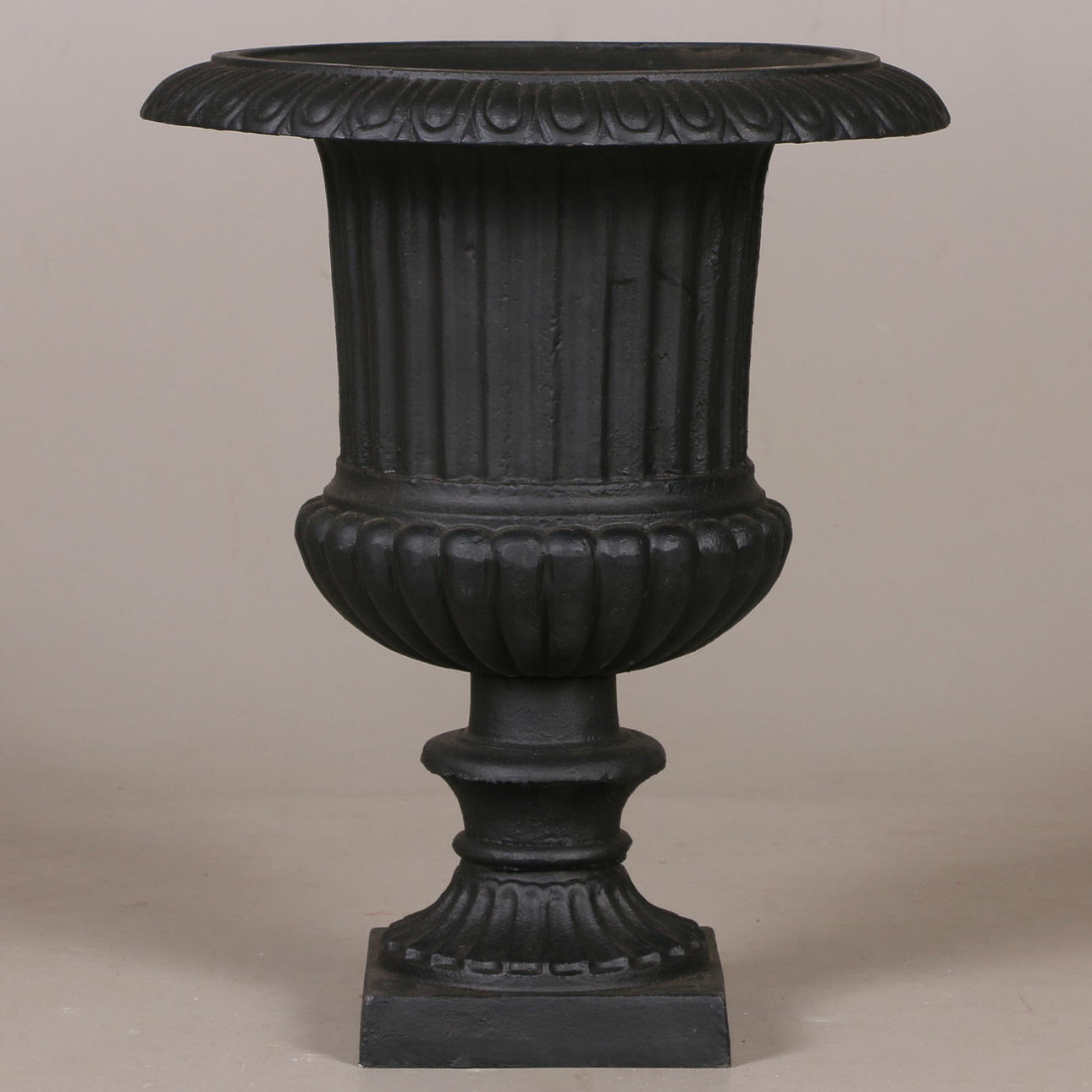 GARTENURNE, Gusseisen, zeitgenössisch.