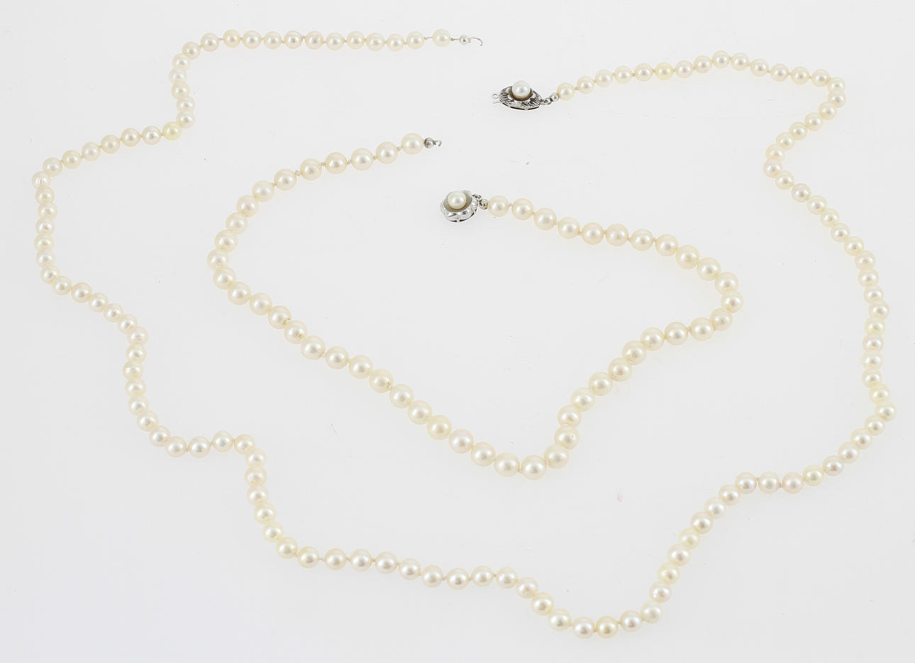 PÄRLCOLLIER, 2st, silverlås.