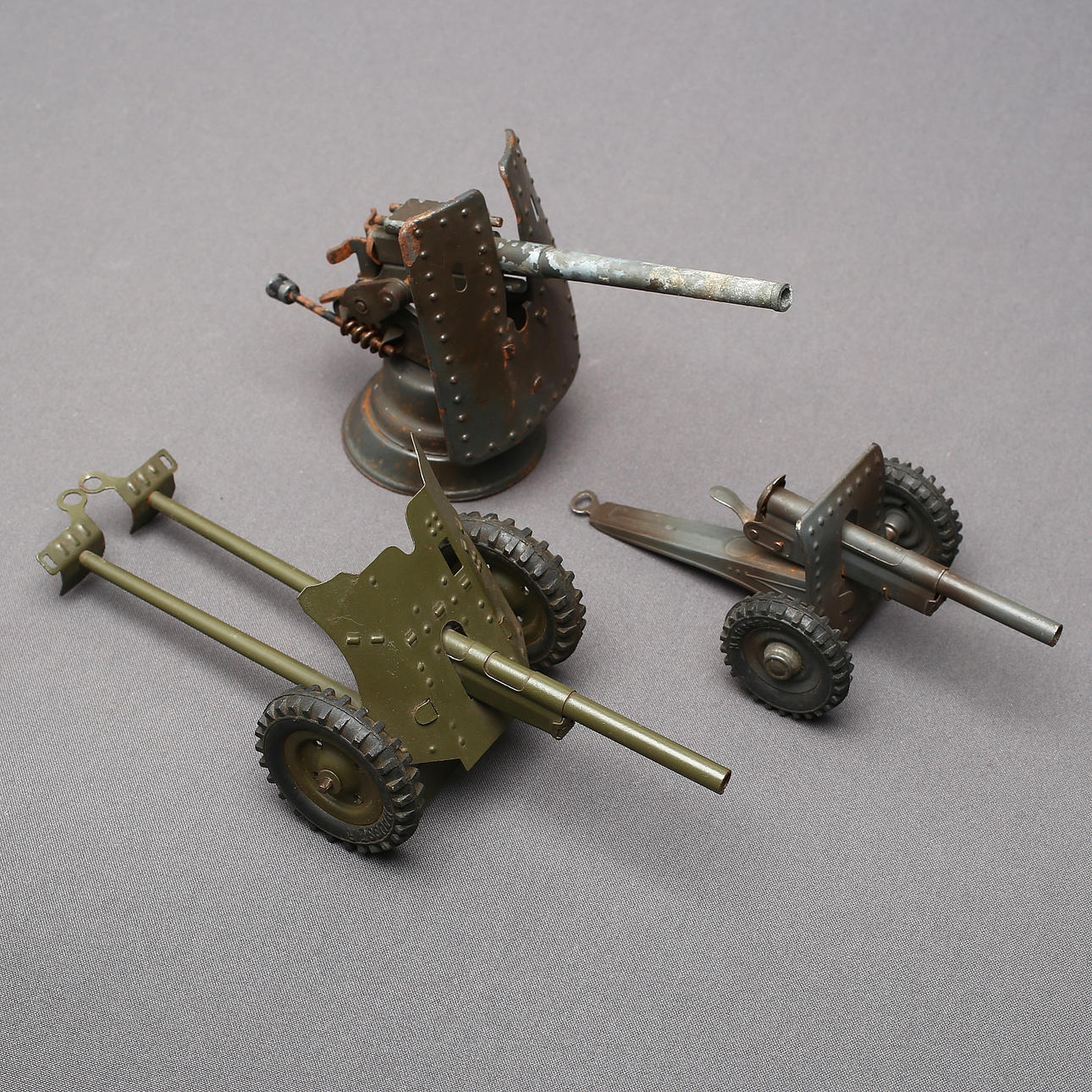 HAUSSER Elastolin 3 cannons. 1930s-40s Germany.