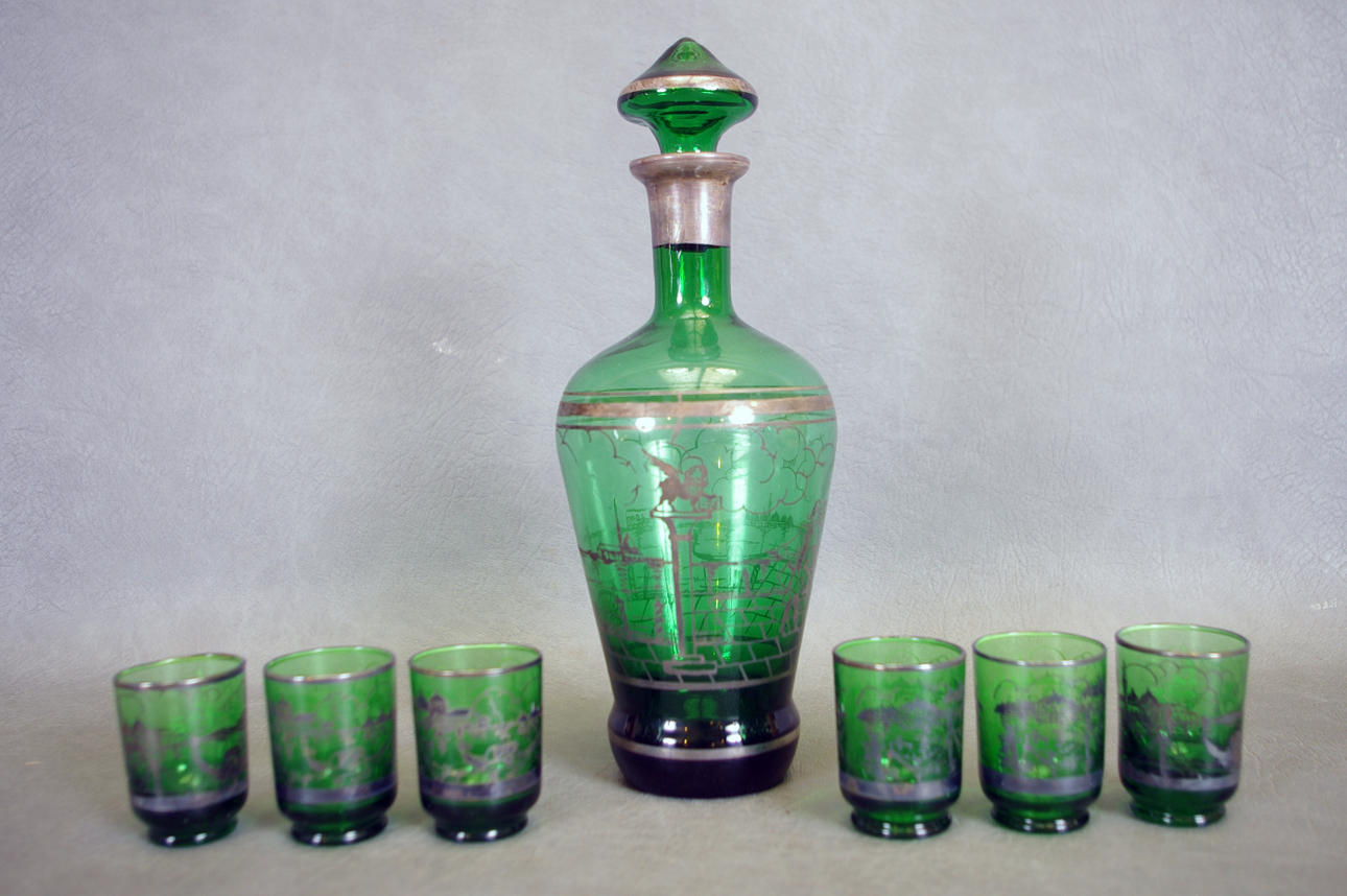 KARAFF MED 6 GLAS, grönt glas med silverdekor.