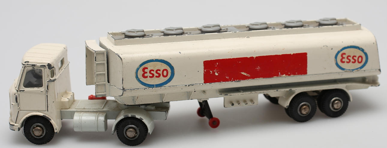 TANKBIL "ESSO". Märkt Dinkey Toys.