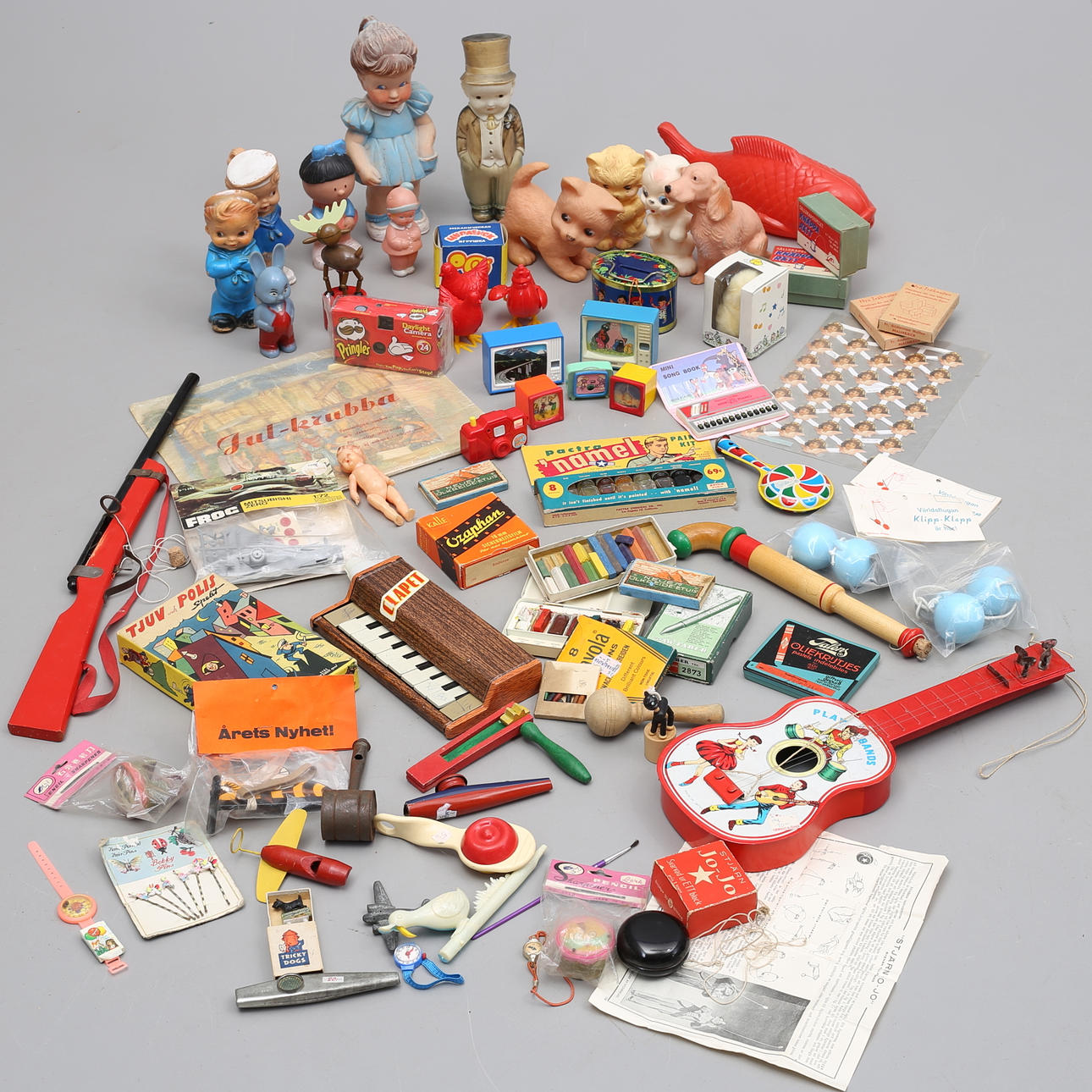 LEKSAKER, plåt/plast/papp/trä, 1900-tal.