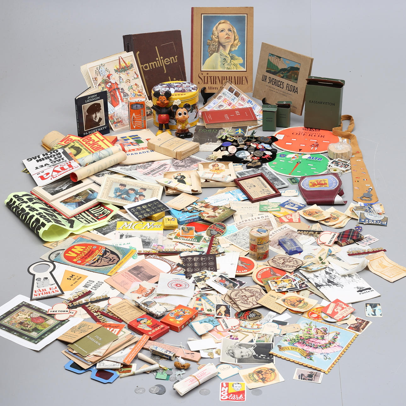 SAMLEFORMER, flyers, plakater, nåle, Disney, samleobjekter, Beatles.