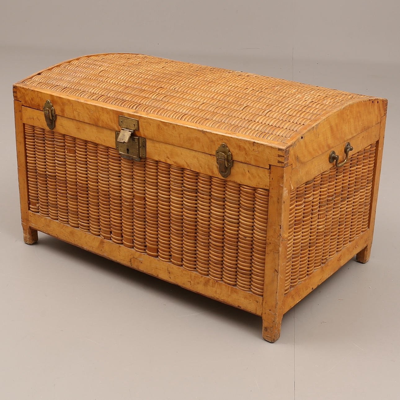 ATAÚD, mimbre, madera, siglo XX.