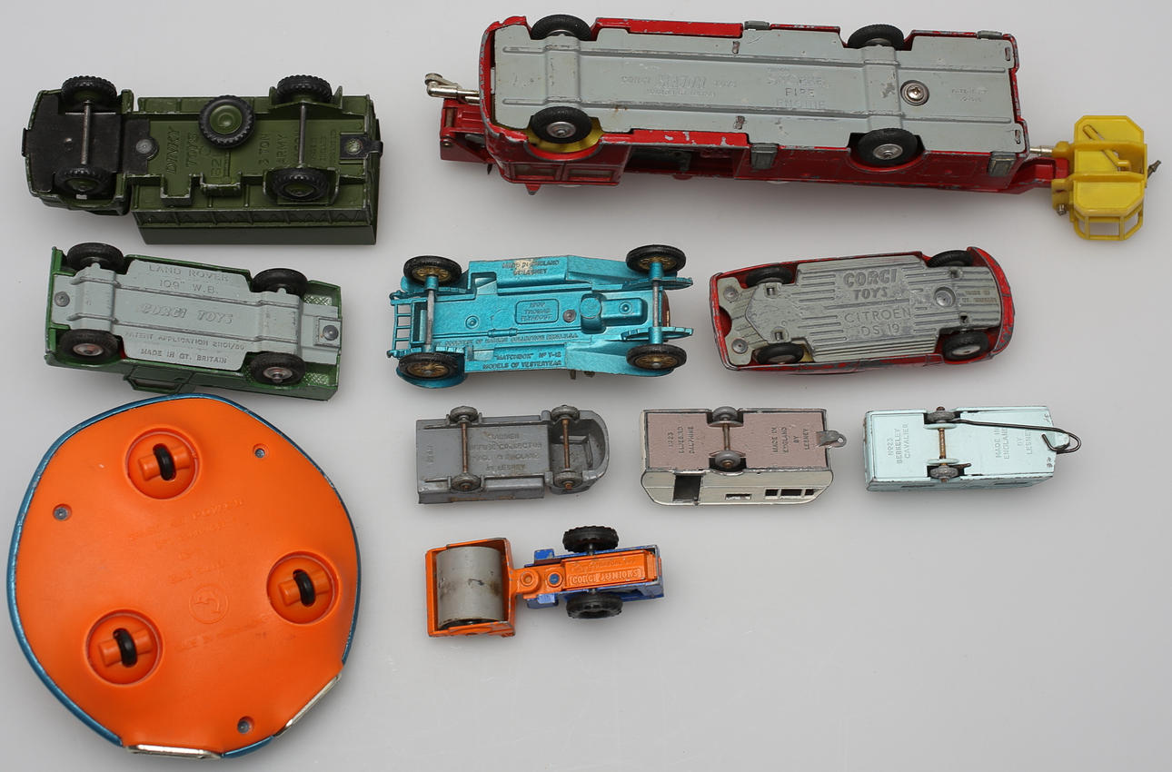 PARTI LEKSAKSBILAR (10). Bl a Dinky Toys, Matchbox, Corgi Toys, Lesney, Corgi Major Toys, Corgi Junior, Blue silver.
