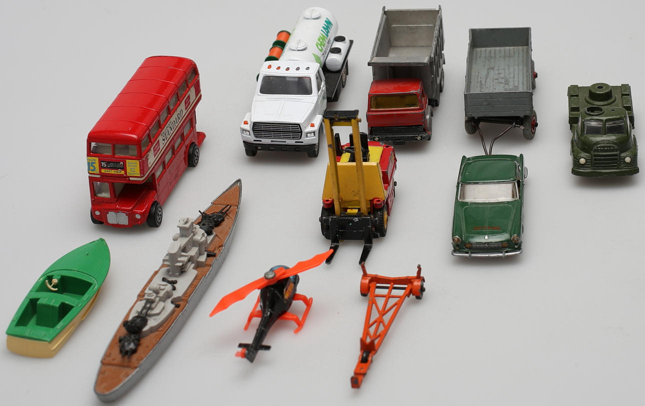 PARTI LEKSAKSBILAR (11). Bl a Dinky Toys, Matchbox, Solido, Mairus-Deuiz, Wilmer, Corgi Junior, Baylis.