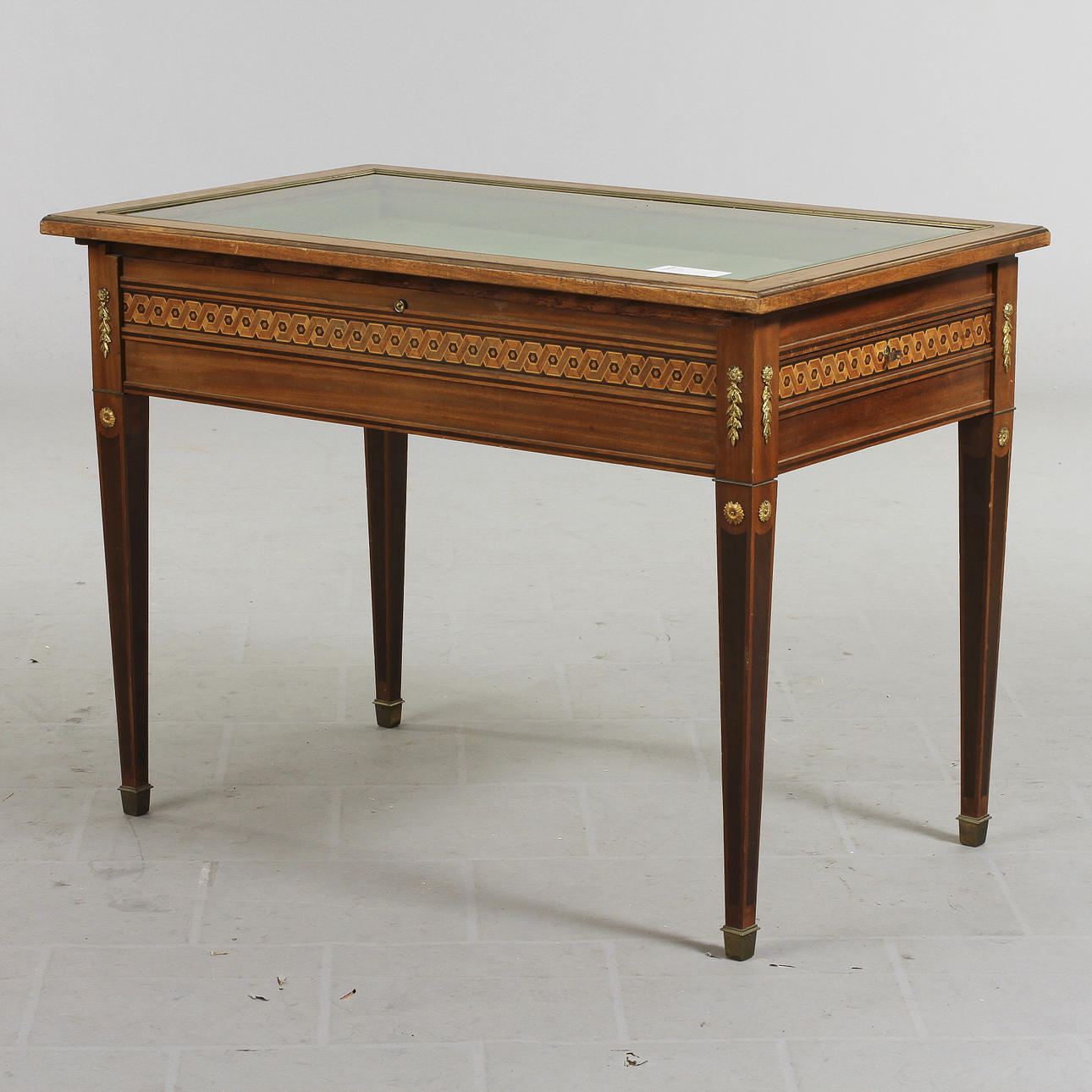 MONTERBORD, Louis XVI-stil, 1900-talets början.