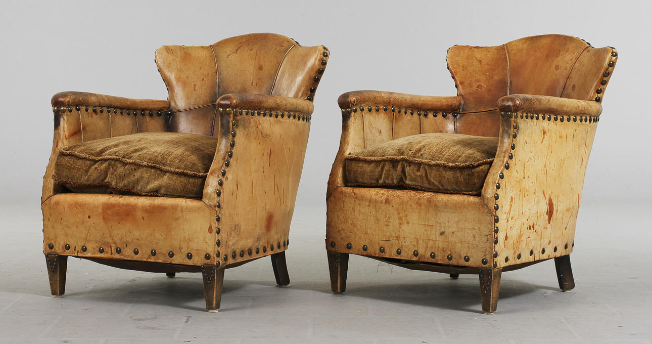 CLUBFÅTÖLJER, ett par, 1900-talets första kvartal.