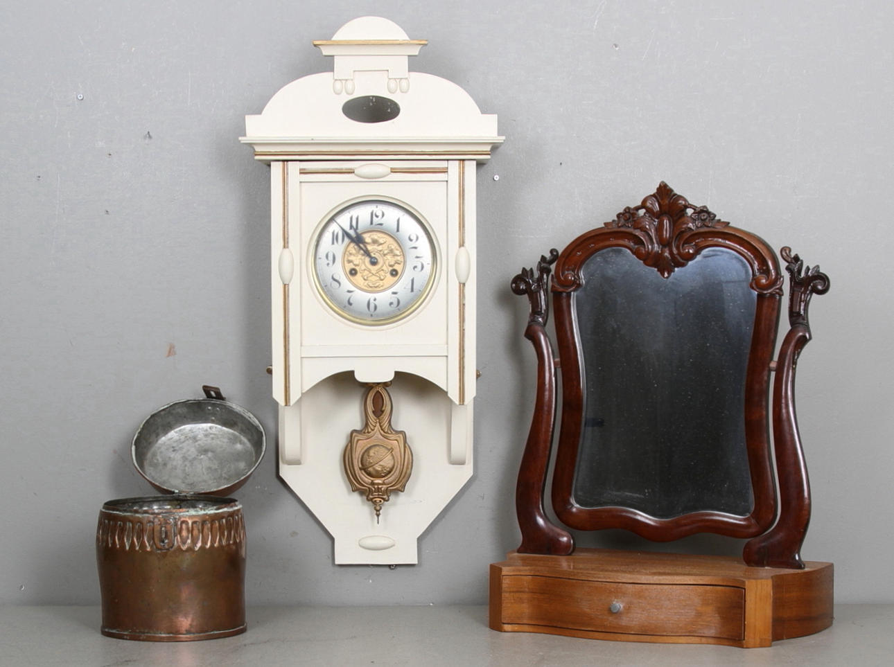 Väggur,Byråspegel samt Sparbössa koppar. Tidigt 1900-tal.