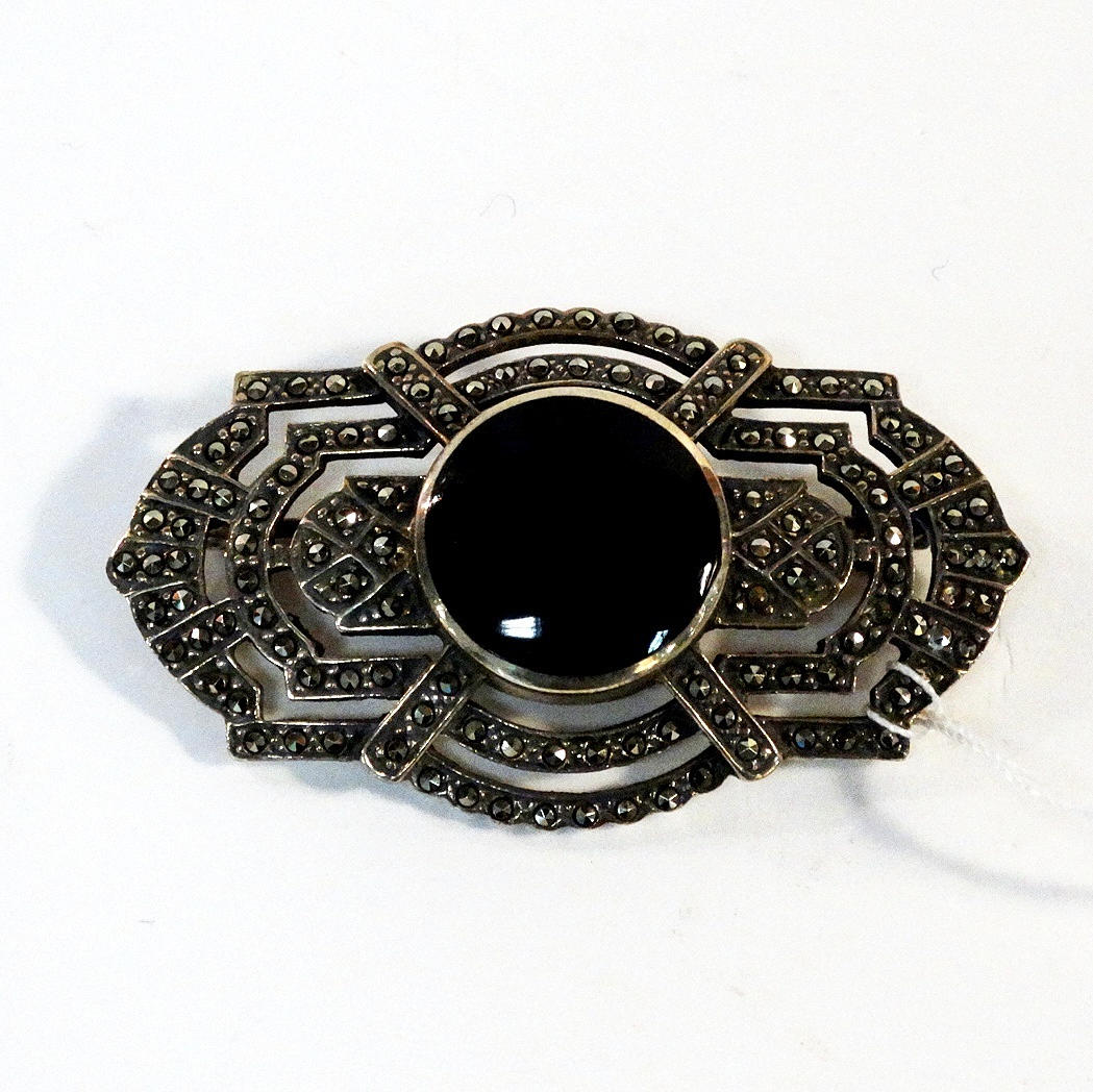 ART DECO BROSCHE, ONYX MARKASITEN.