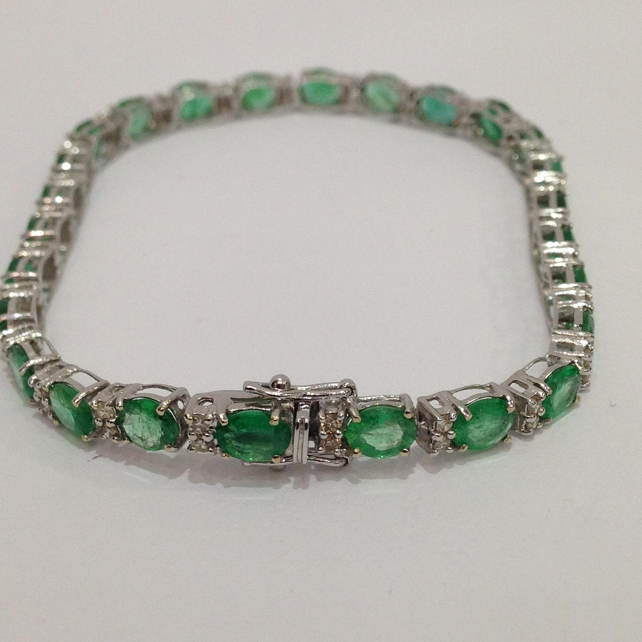 ARMBÅND MED DIAMANT OG EMERALD LINE.