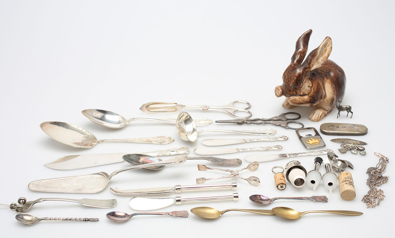 PARTI BLANDAT GODS, silver, nysilver, vitmetall samt keramik.