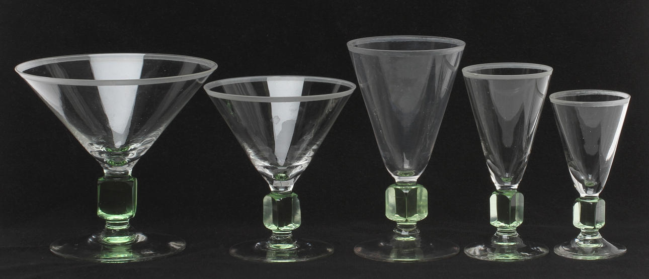 GLASSERVISDELAR, ca 44 delar, 1900-talets första hälft.