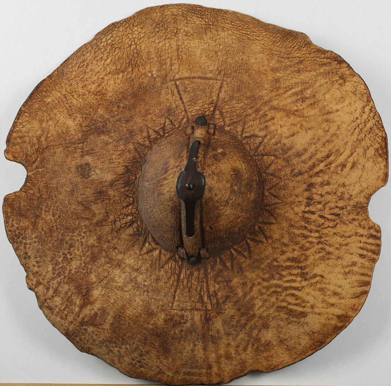 SKÖLD i skinn och järnbeslag, Centralafrika, Omkring 1890-1910.