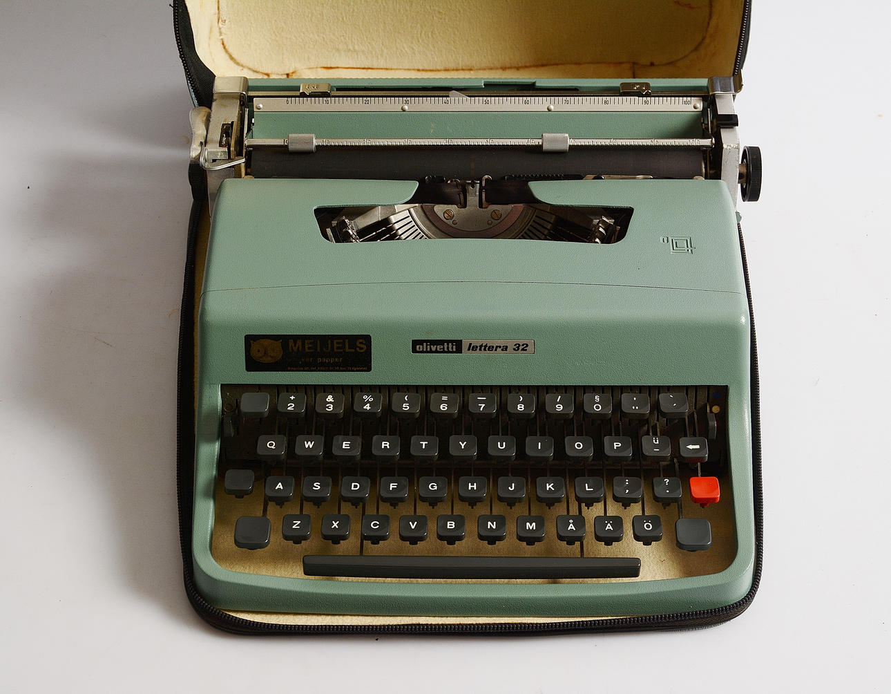 SKRIVEMASKIN, Olivetti lettera 32.
