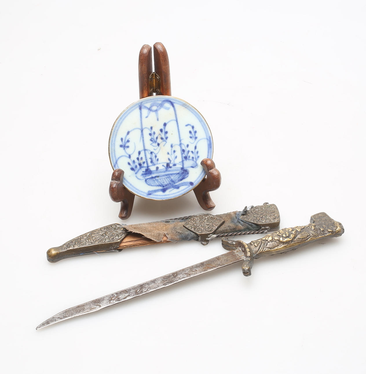 CUCHILLO Y HEBILLA DE CINTURÓN.