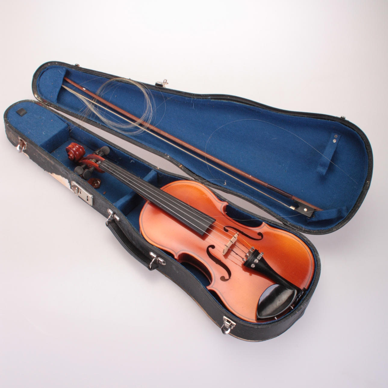 FIOL samt STRÅKE i FIOLVÄSKA.