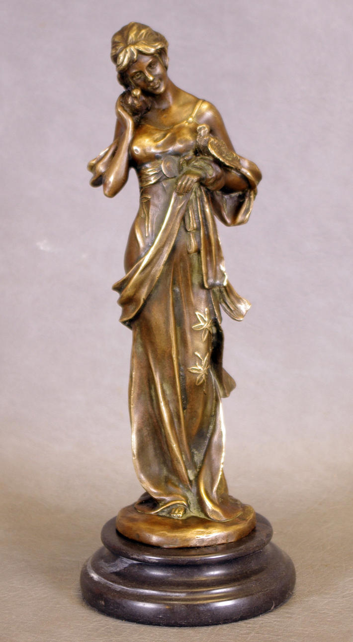 BRONSSKULPTUR på marmorsockel, Kvinna med duvor.