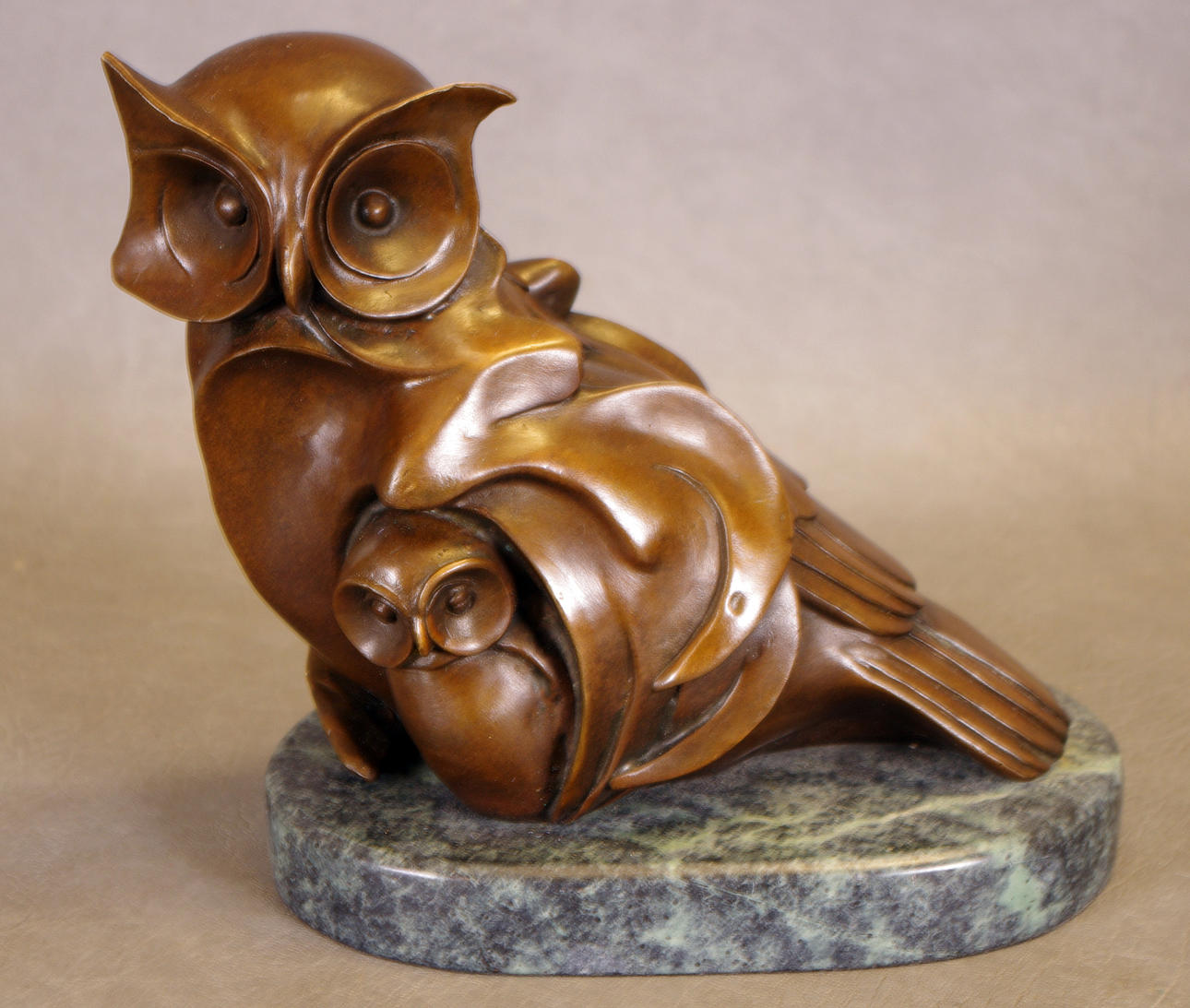 BRONSSKULPTUR på marmorsockel, Uggla med unge.