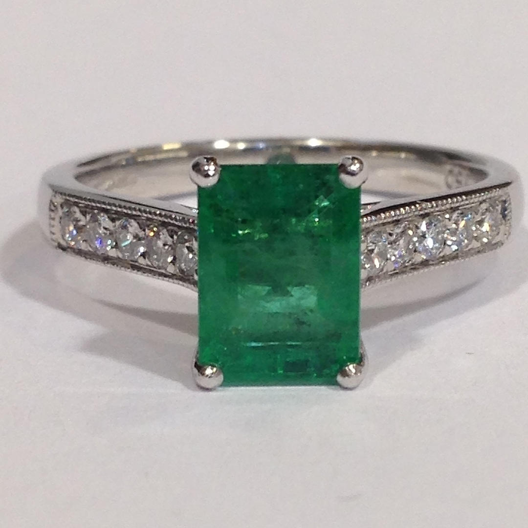 SMARAGD OCH DIAMANTRING.