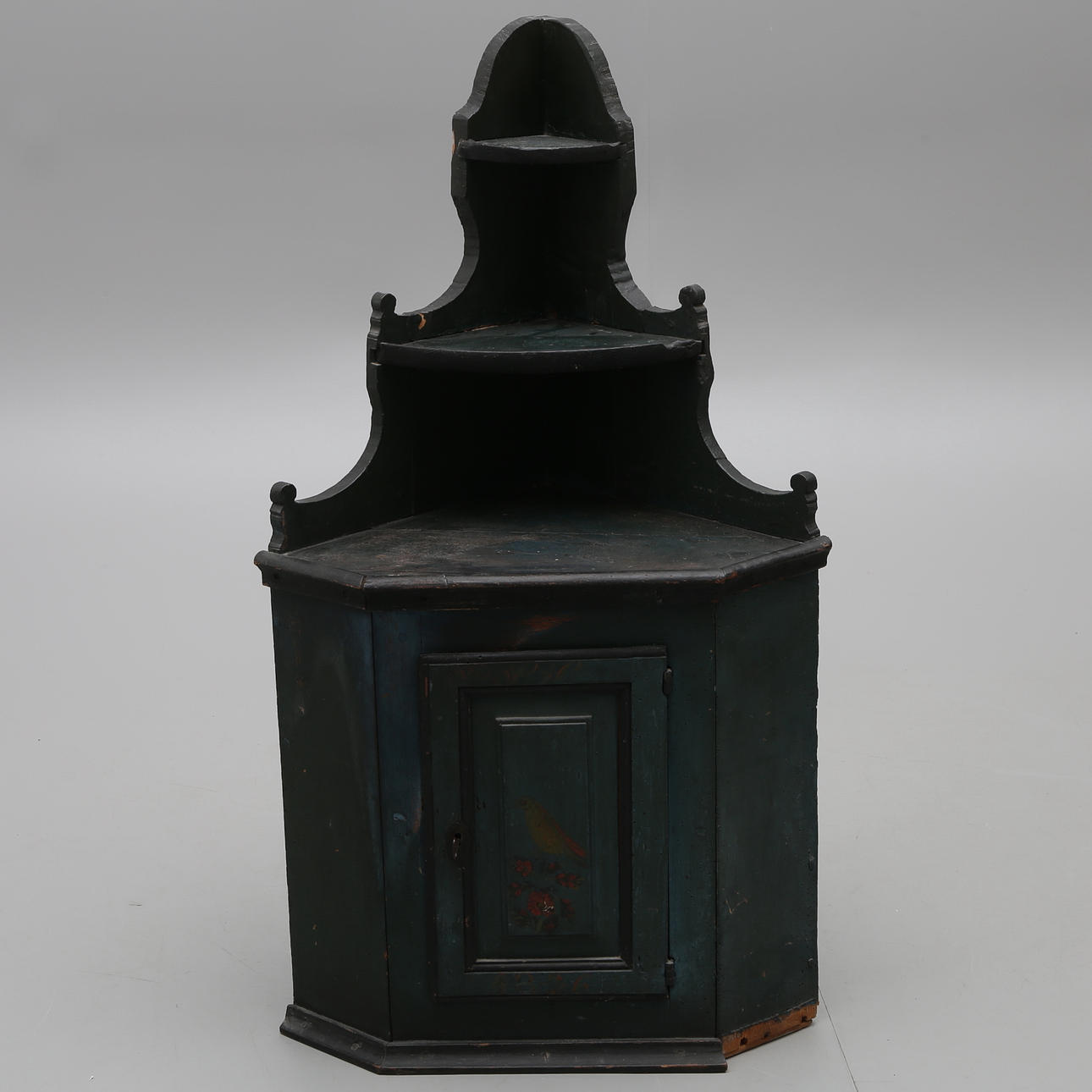 HÄNGEECKSCHRANK, SKÅNE, UM MITTE 19. JAHRHUNDERT.