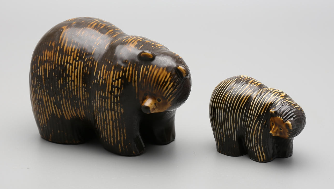 LISA LARSSON. BJÖRNAR 2 st, stengods, ur "Lillskansen".