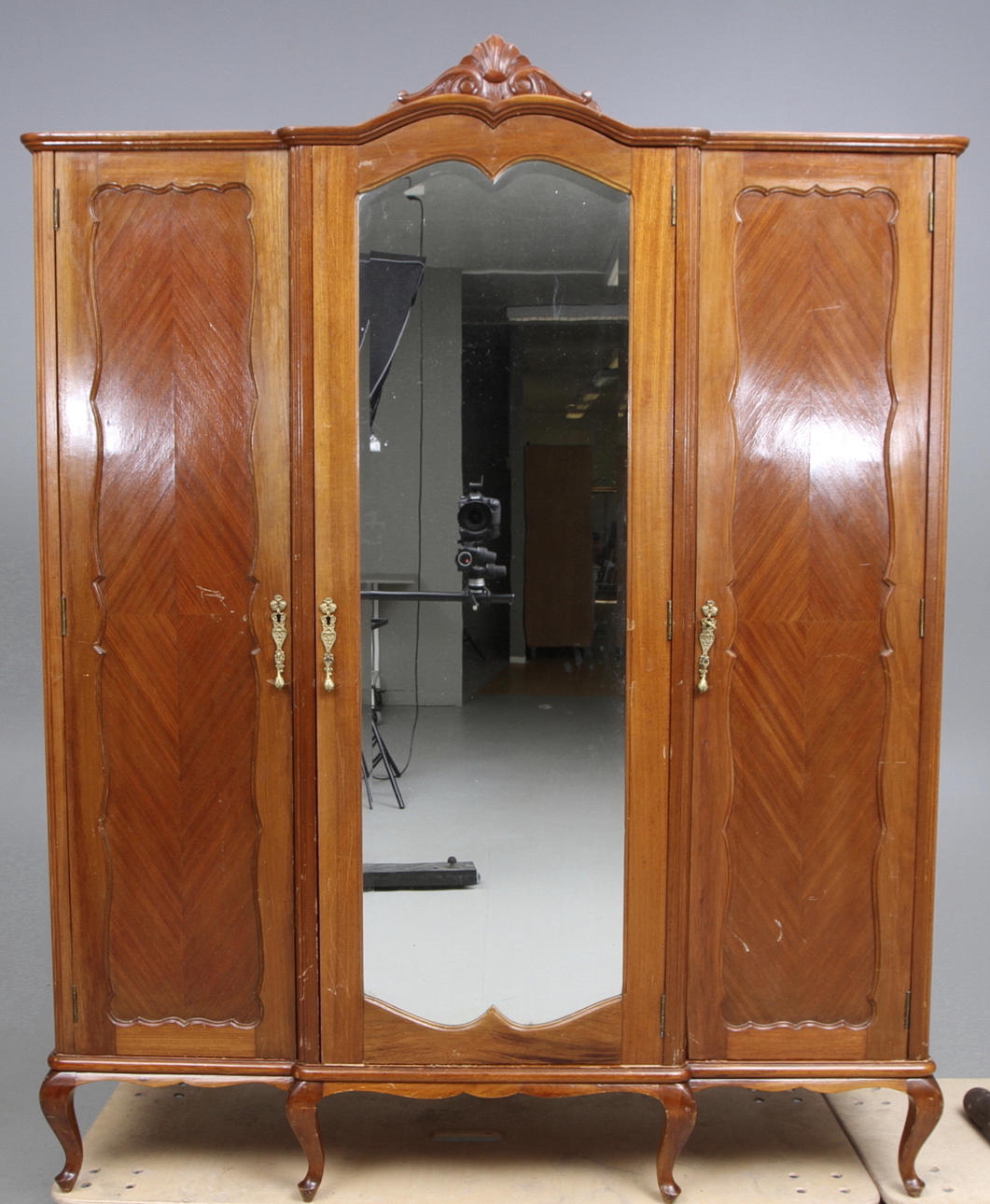 GARDEROBSKÅP, rokokostil, 1900-talets första hälft.