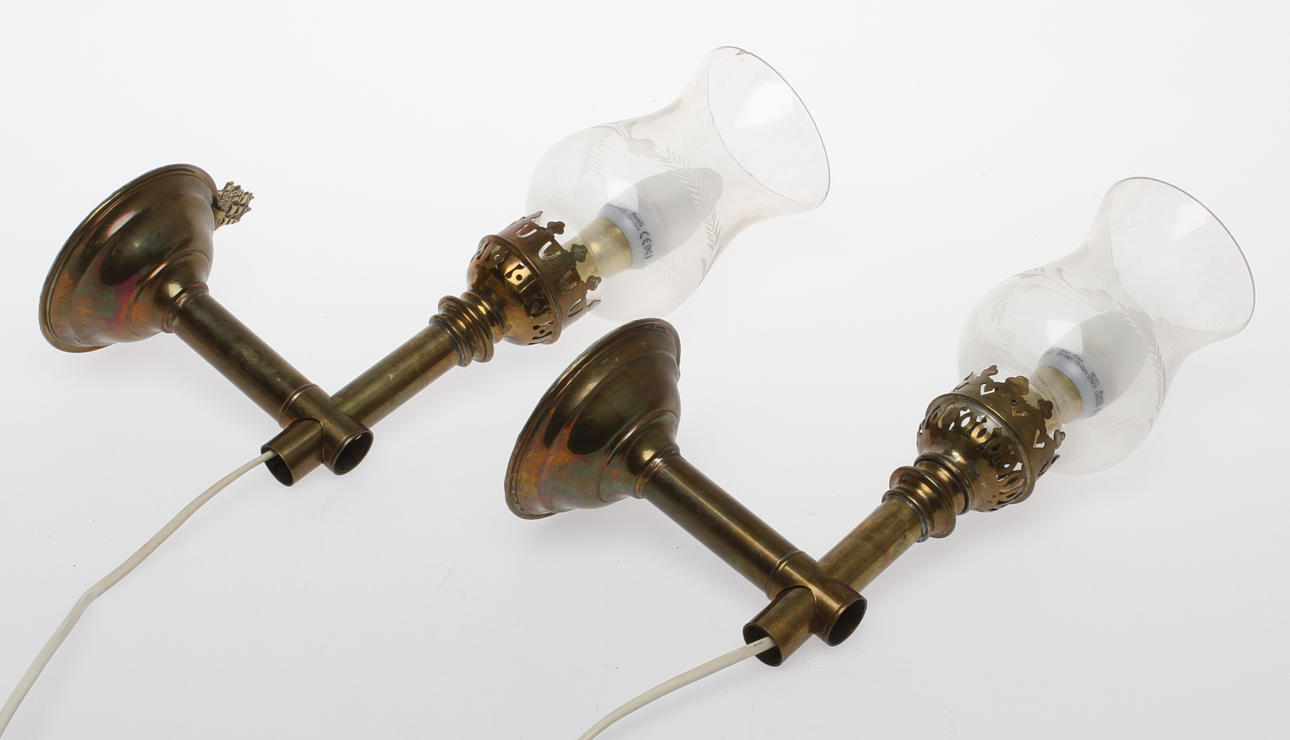 VÄGGLAMPETTER, 1 par, mässing och glas, sekelskiftet 1900.
