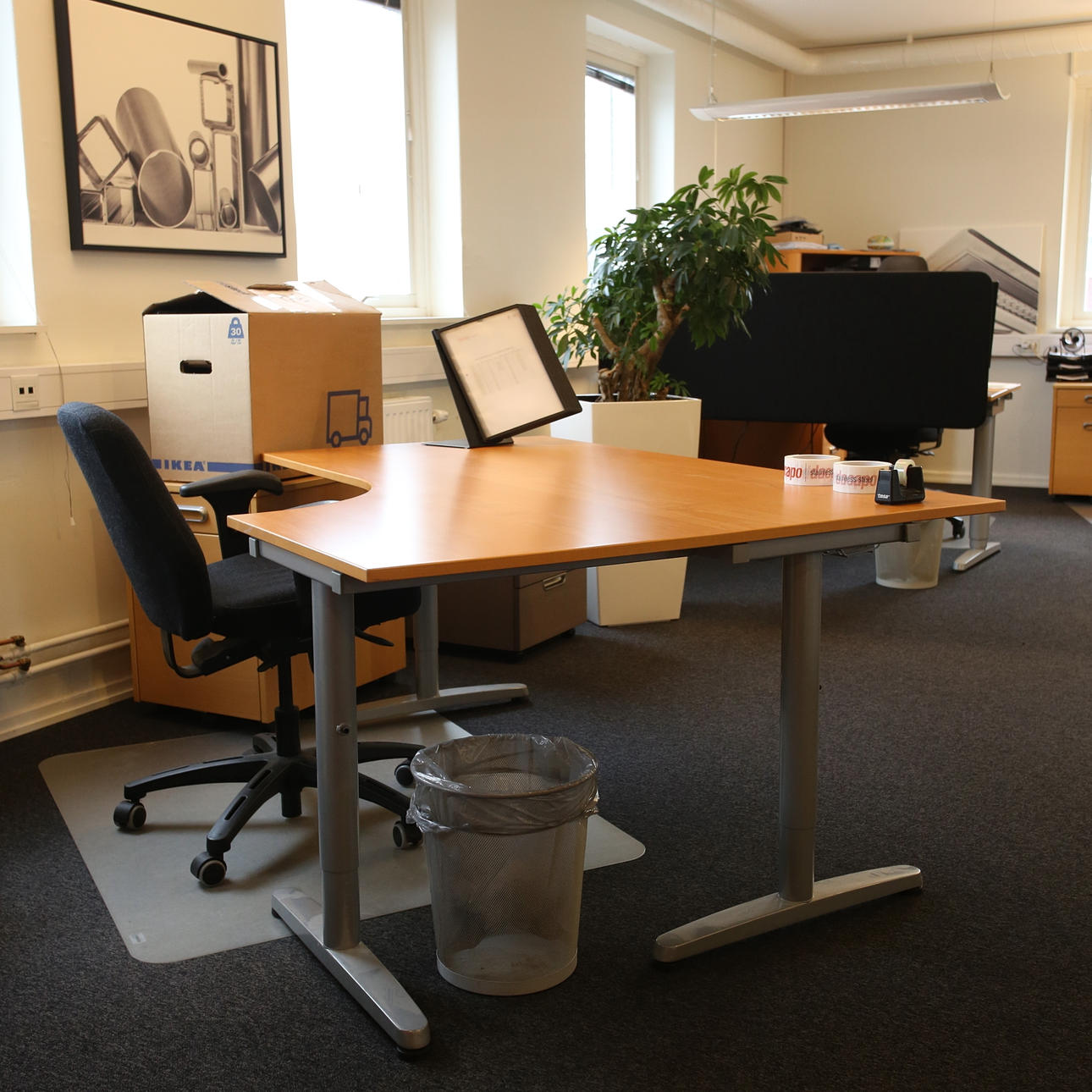 SKRIVBORD med HURTS, IKEA.