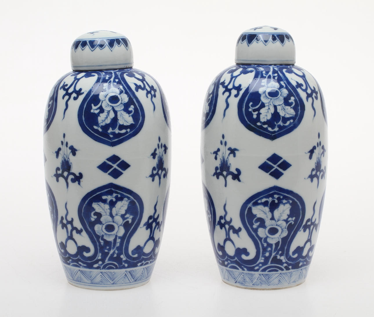 LOCKVASER, ett par, porslin, Kina.