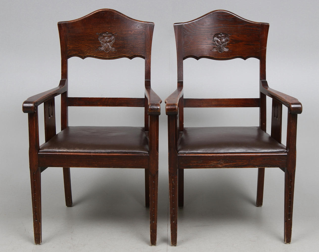 KARMSTOLAR, ett par, Jugend, 1900-talets första kvartal.