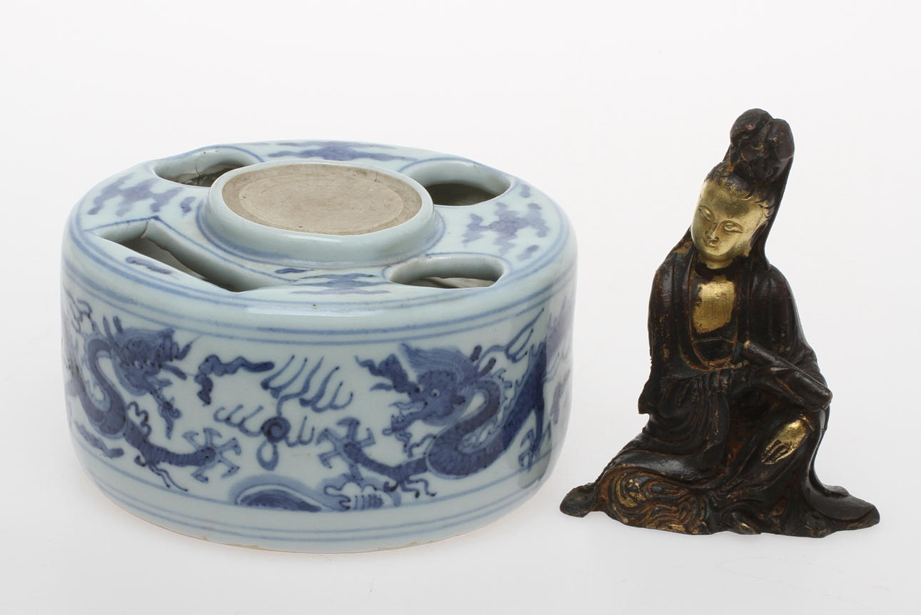 FIGURIN, metall, och PENSELSTÄLL, porslin, Kina.