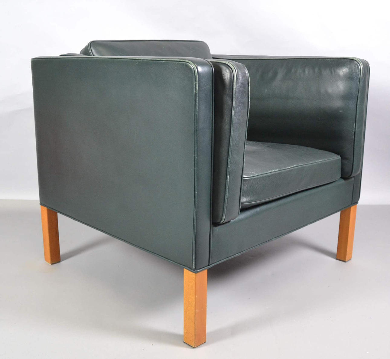 BORGE MOGENSEN. LOUNGE STOL 2334 TIL FREDERICIA.