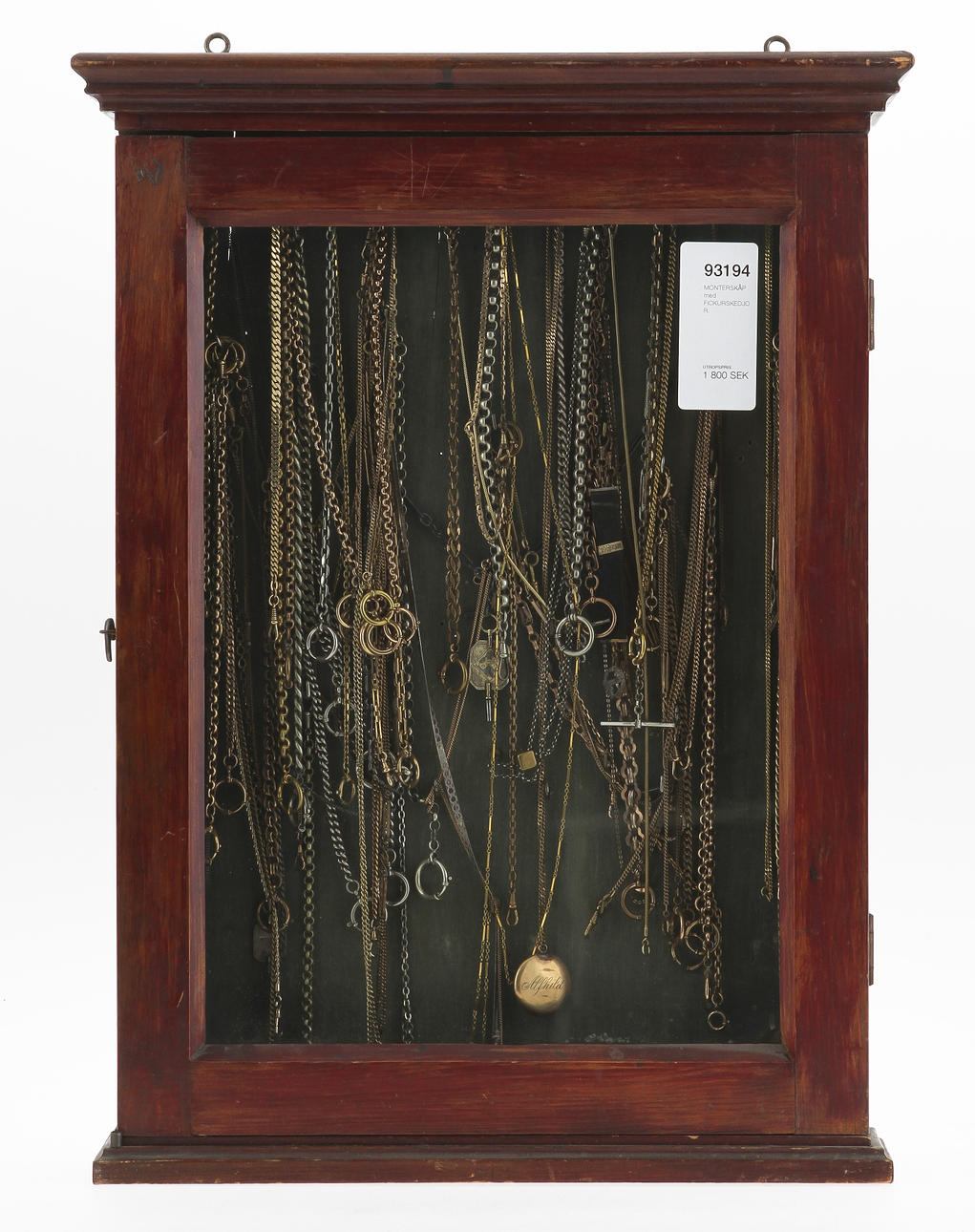 MONTERSKÅP med FICKURSKEDJOR, 1900-tal.