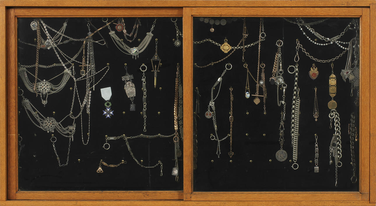 MONTERSKÅP MED FICKURSKEDJOR OCH NYCKLAR, 1800/1900-tal.