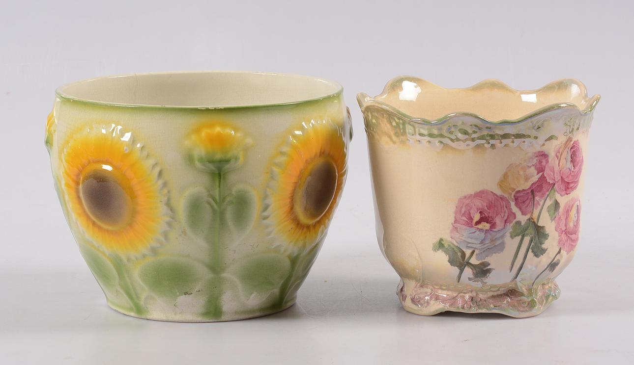 YTTERFODER, 2 stycken, Majolika, 1900-talets första hälft.