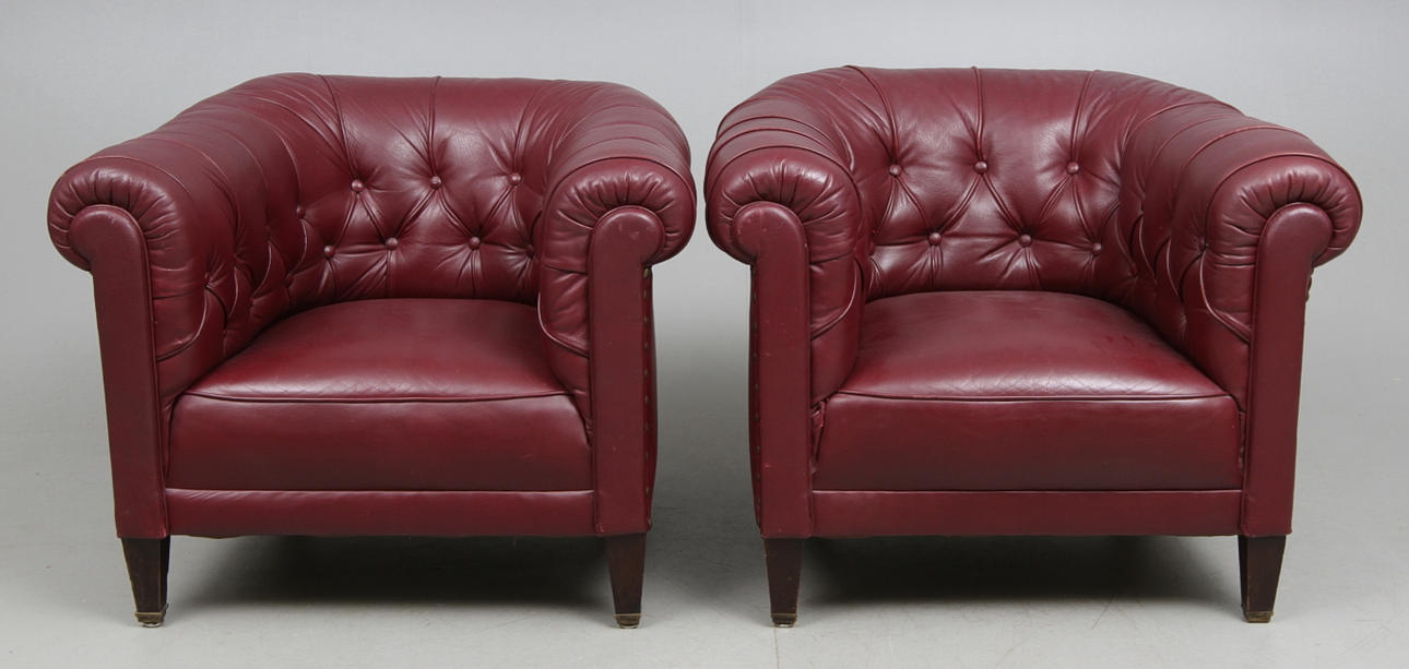 CLUBFÅTÖLJER, ett par, 1900-talets första hälft.