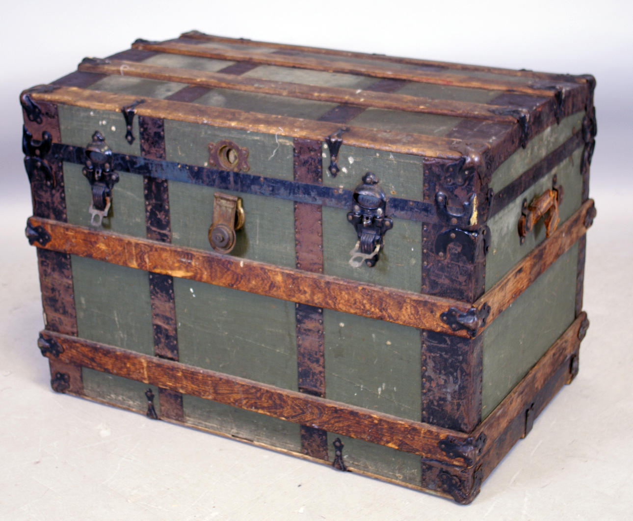 KOFFERT med 3 dynevar, trä med smidesbeslag, sekelskiftet 18/1900.