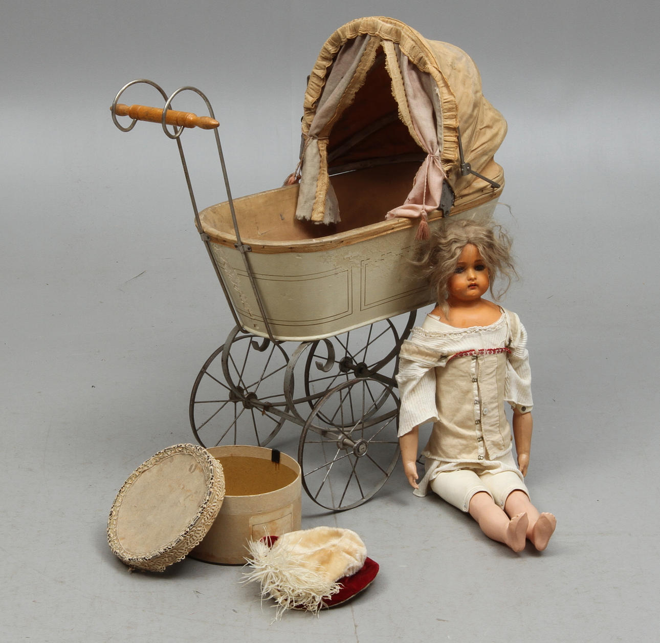 DOCKA med hatt, Kämmer & Reinhard samt DOCKVAGN. 1900-talets första del.