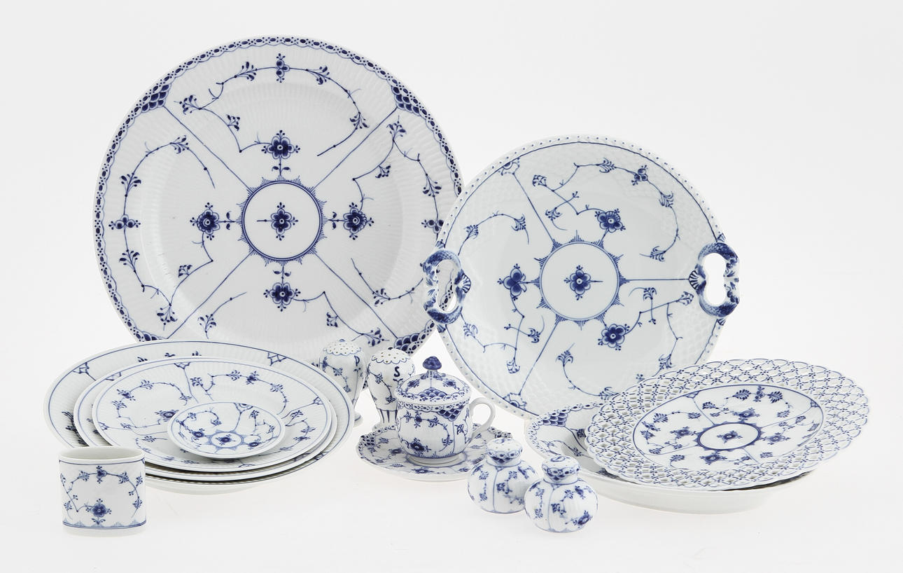 SERVISDELAR, 51 ST, porslin, "musselmalet", Kongelig Dansk samt Bing o Gröndal.