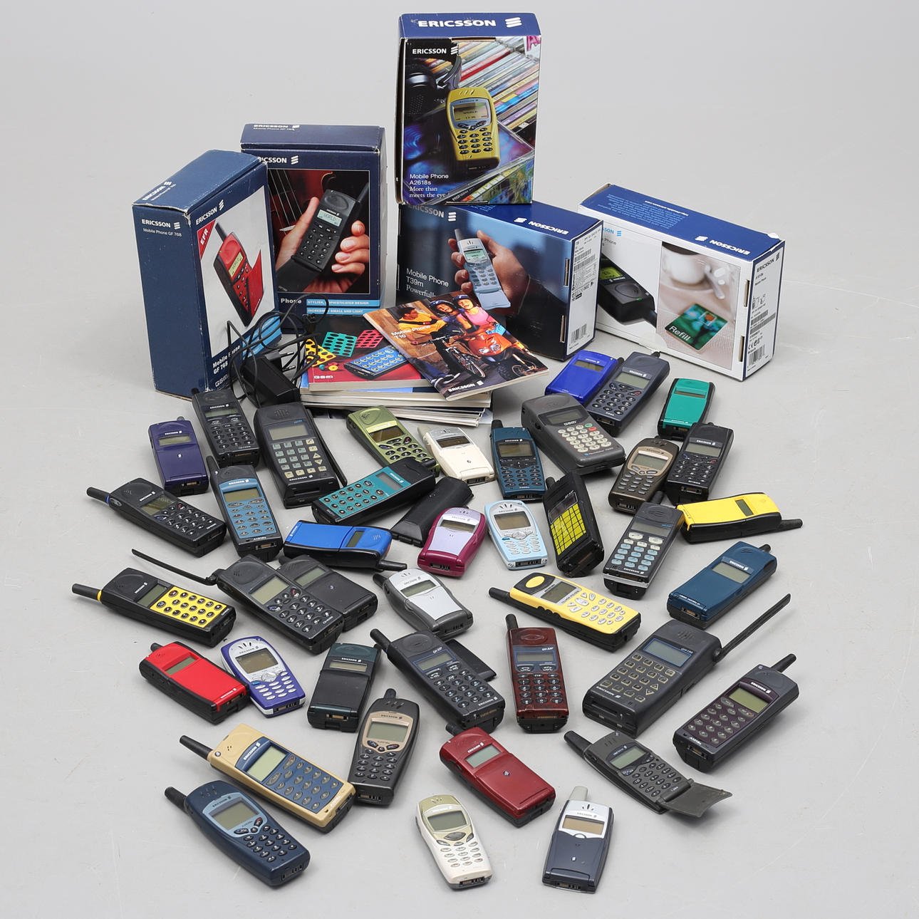 PUHELIMET, noin 40, Ericsson, NMT ja GSM.