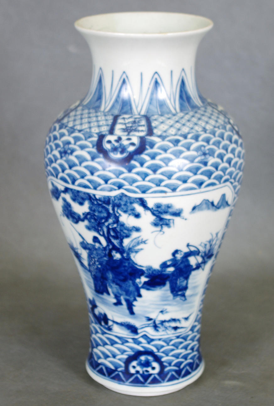 VAS, Kina, 1900-tal, blå/vit glasyr.