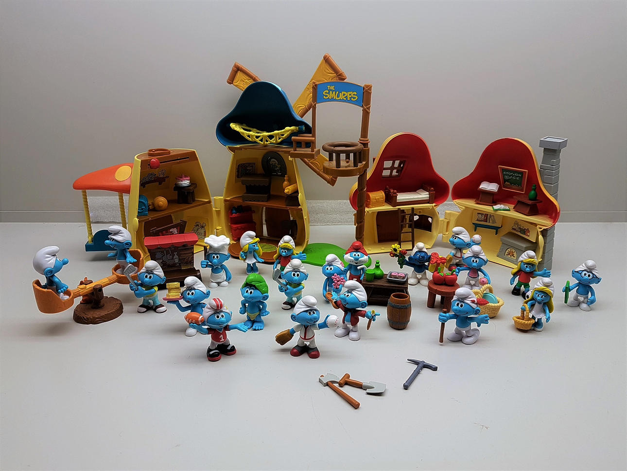 SMURFBY mit 2 Hauszubehör und Schlümpfe.