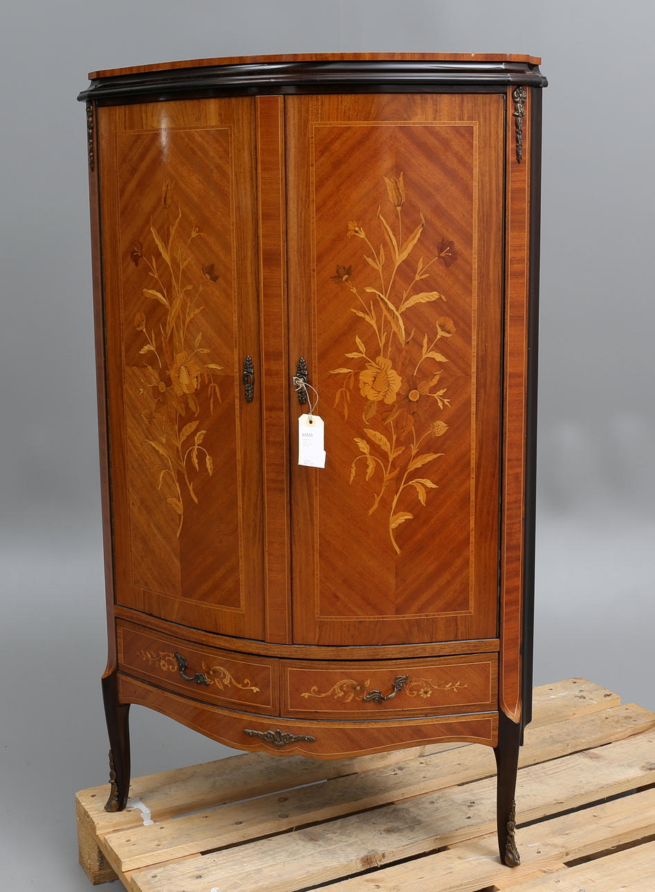 HÖRNSKÅP, fransk rokokostil, 1900-talets mitt.