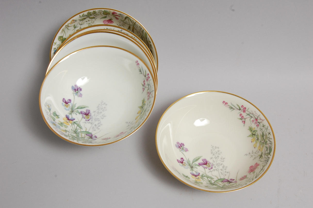 SKÅLAR, 6 st porslin, med blomsterdekor.