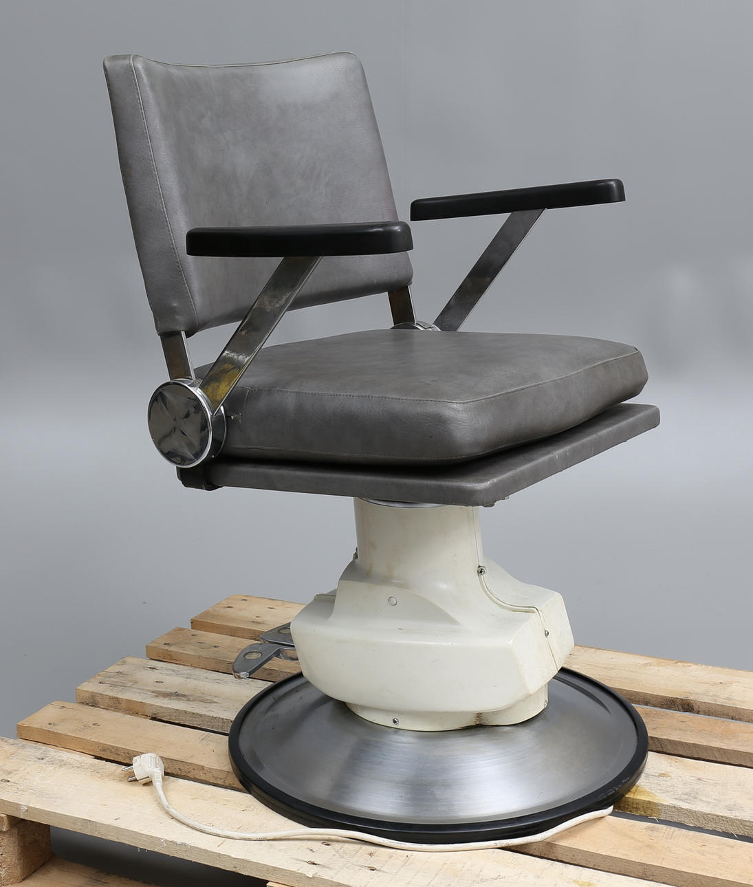 FRISÖRSTOL, 1900-talets andra hälft.