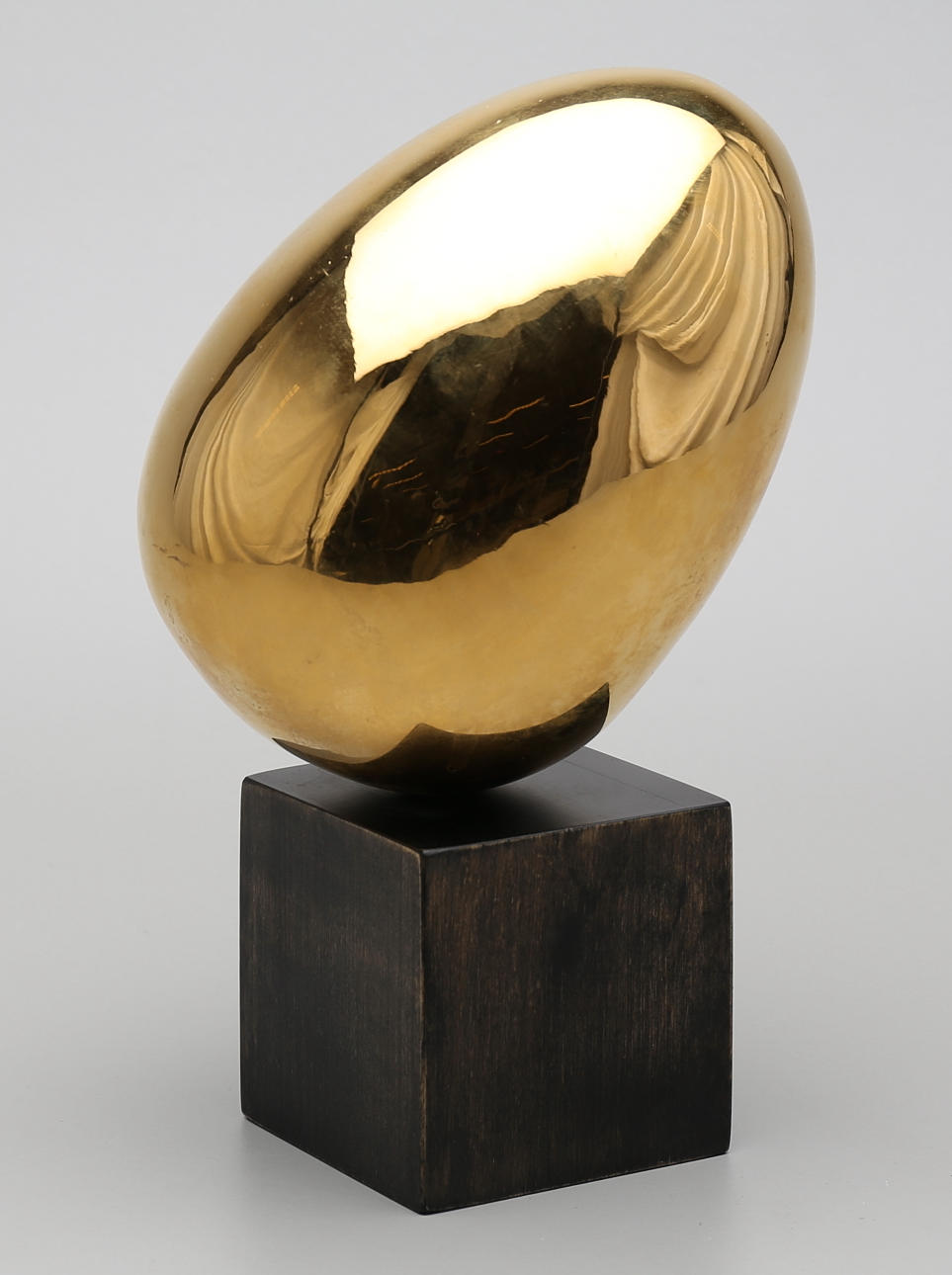 OIDENTIFIERAD KONSTNÄR. Skulptur i form av ägg.