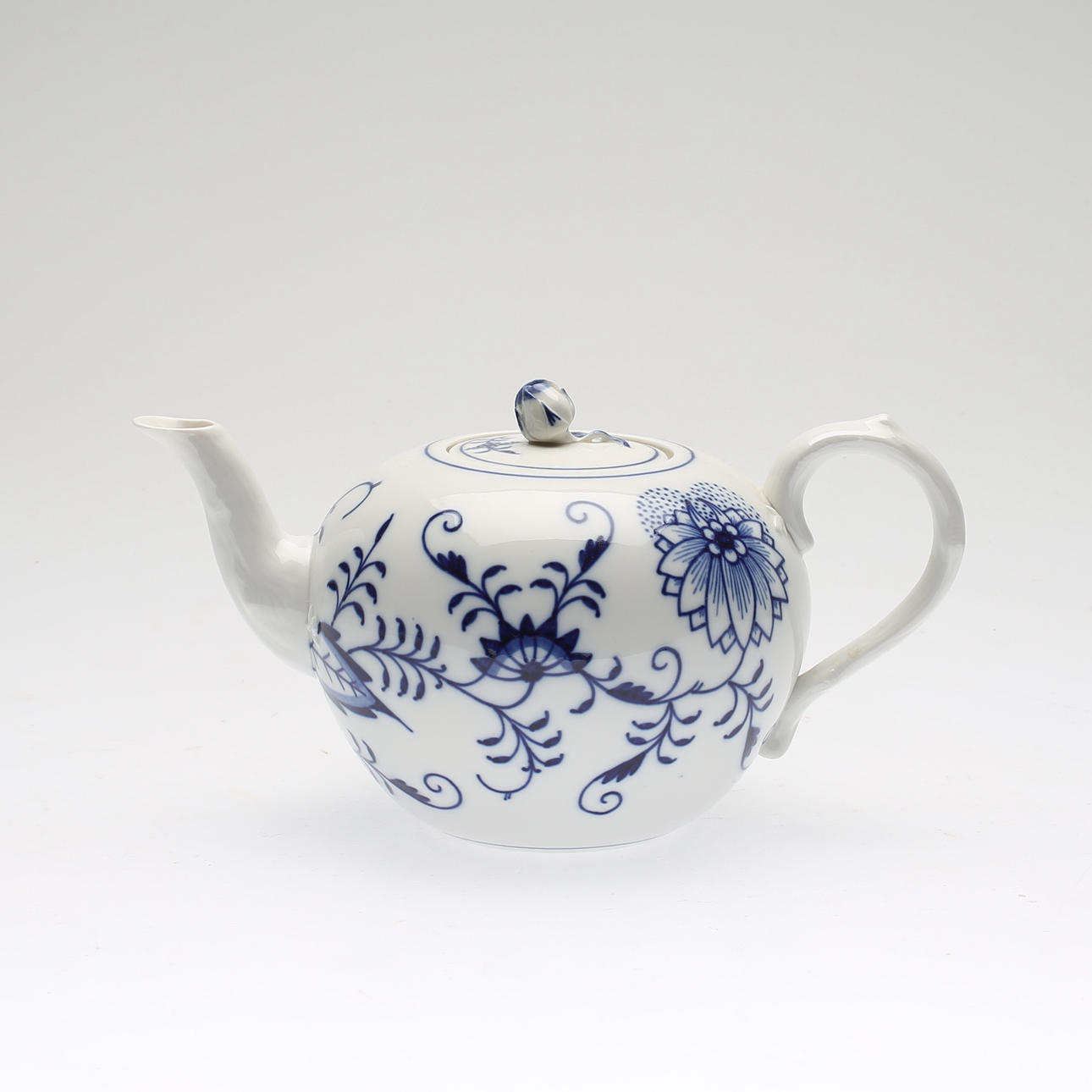 TEAPOT, porcelain, "Onion pattern", Meissen, 1900s.