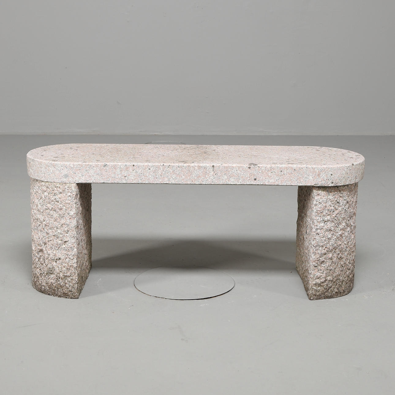 BÆNK, granit, 2000-tallet.